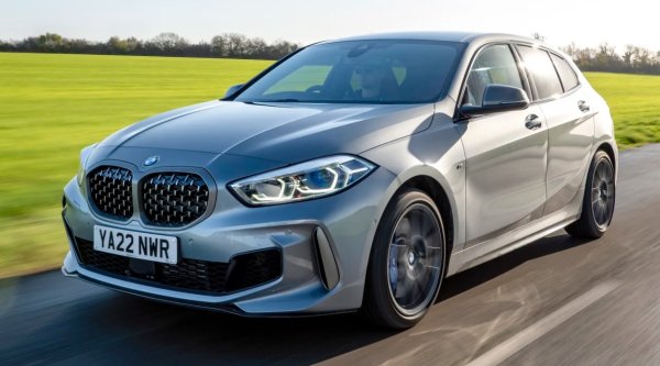 Премиум хечбек, но за щастие не носи твърде много премиум сметки благодарение на своята надеждност. Може да е по-малък автомобил, но 1 Series все още предлага прилично количество практичност за тези, които търсят семейна алтернатива на SUV.

Тъй като е BMW, тук имате гарантирано удоволствие от шофирането, а собствениците дадоха най-високи оценки на третото поколение като външен дизайн, качество на изработка и покритието, както отвътре, така и отвън.

Започваме с бензинов 118, последван от по-ефективния 116d . И двата разполагат с 1,5-литров трицилиндров двигател и изпращат цялата си мощност към предните колела чрез шестстепенна ръчна скоростна кутия или осемстепенна автоматична. Над тях седи по-мощният и с повече разход 120d, задвижван от 2,0-литров четирицилиндров вотор. Имаше и 118d, но вече не е част от гамата.

Разбира се, тъй като това е BMW, има някои по-бързи версии като 128ti. Той се задвижва от 2,0-литров четирицилиндров бензинов двигател, произвеждащ 261 к.с., които в традиционния стил на хотхеча се изпращат само към предните колела.

Още по-бързият M135i xDrive използва същия мотор, този път изпомпващ 301 к.с., но съчетан със системата за задвижване на четирите колела на BMW, xDrive. Както 128ti, така и M135i xDrive се предлагат изключително с осемстепенна автоматична трансмисия.

В момента има само три нива на оборудване в гамата на 1 Series; входно SE, Sport иM Sport, докато 128ti и M135i xDrive по същество служат като техни собствени спецификации. 